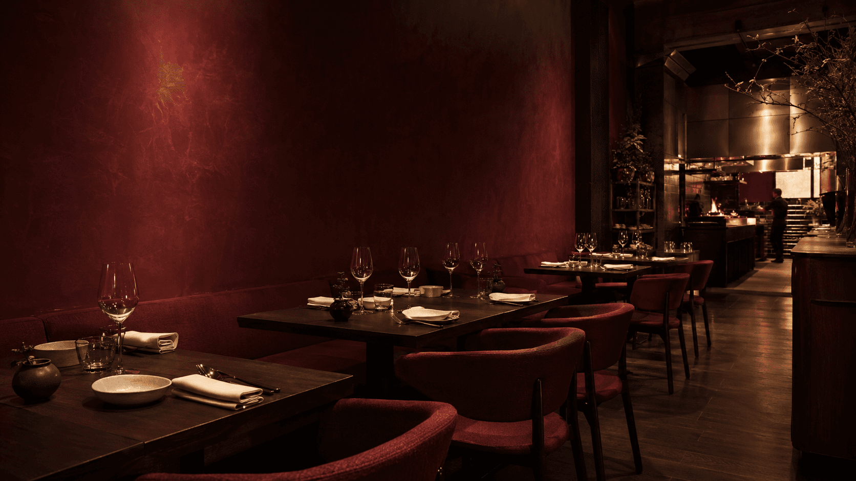 Comedor de ARDE en borgoña, preparado antes del servicio