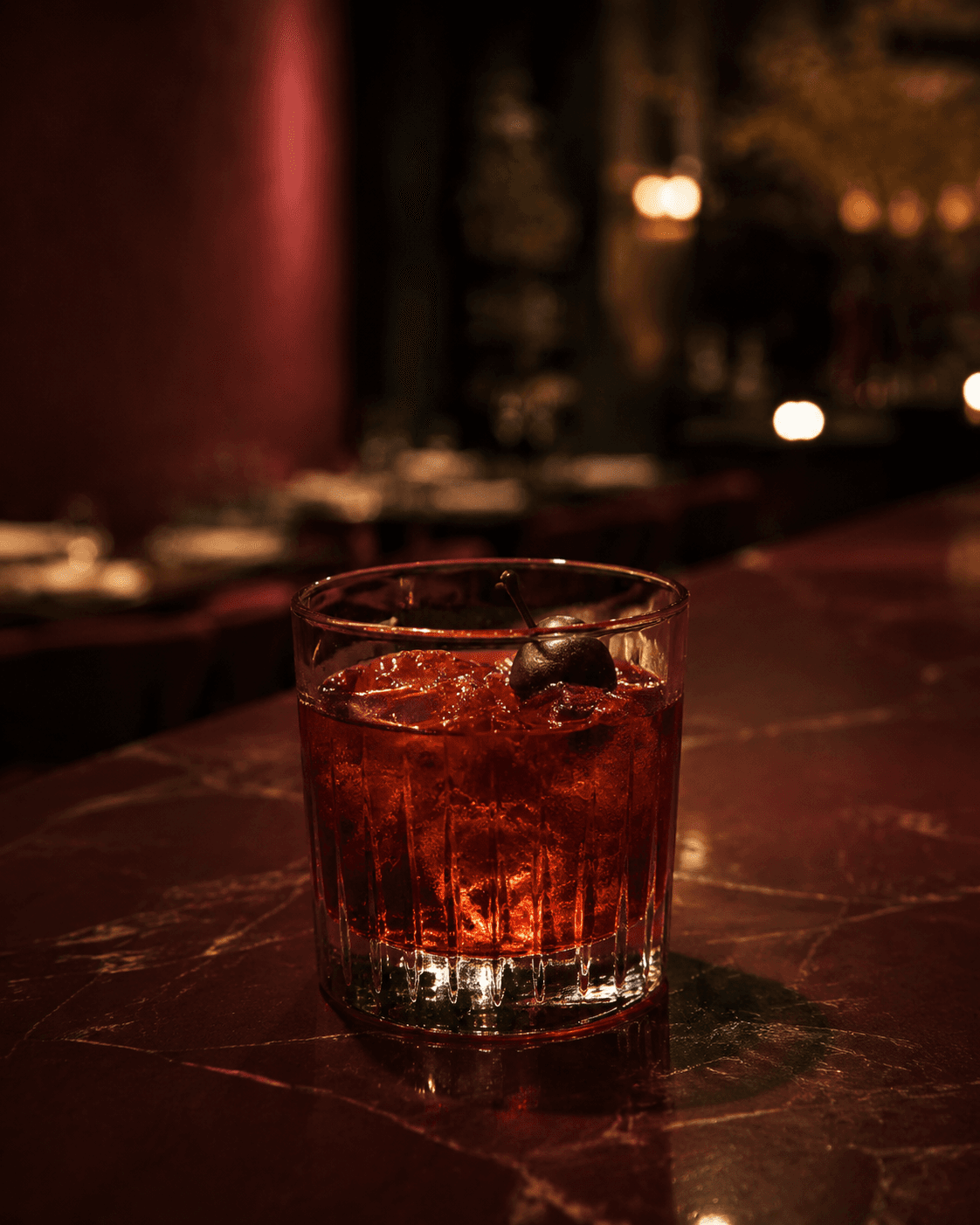 Cóctel de la casa ARDE con ciruela y vermut