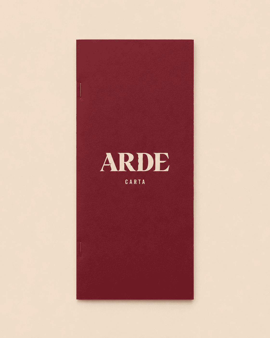 Portada del menú de ARDE, tipografía borgoña sobre marfil