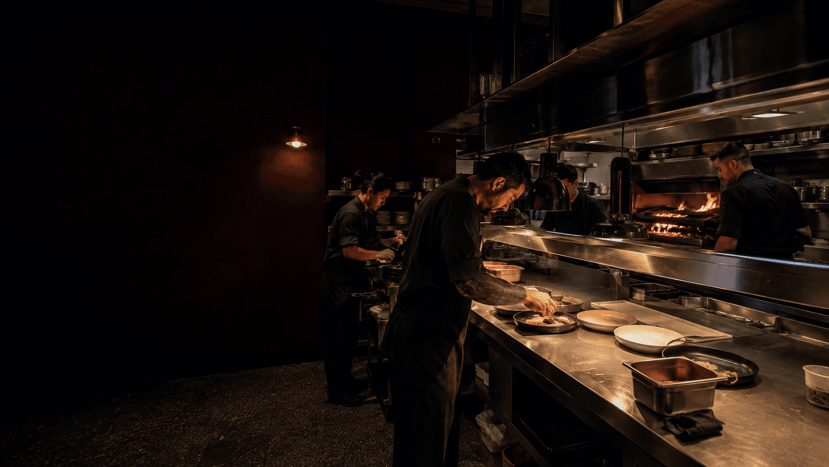 Servicio nocturno en la cocina abierta de ARDE, equipo trabajando frente al fuego
