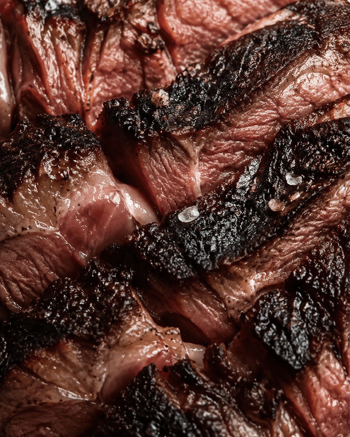 Primer plano de bife ancho a la brasa con costra intensa