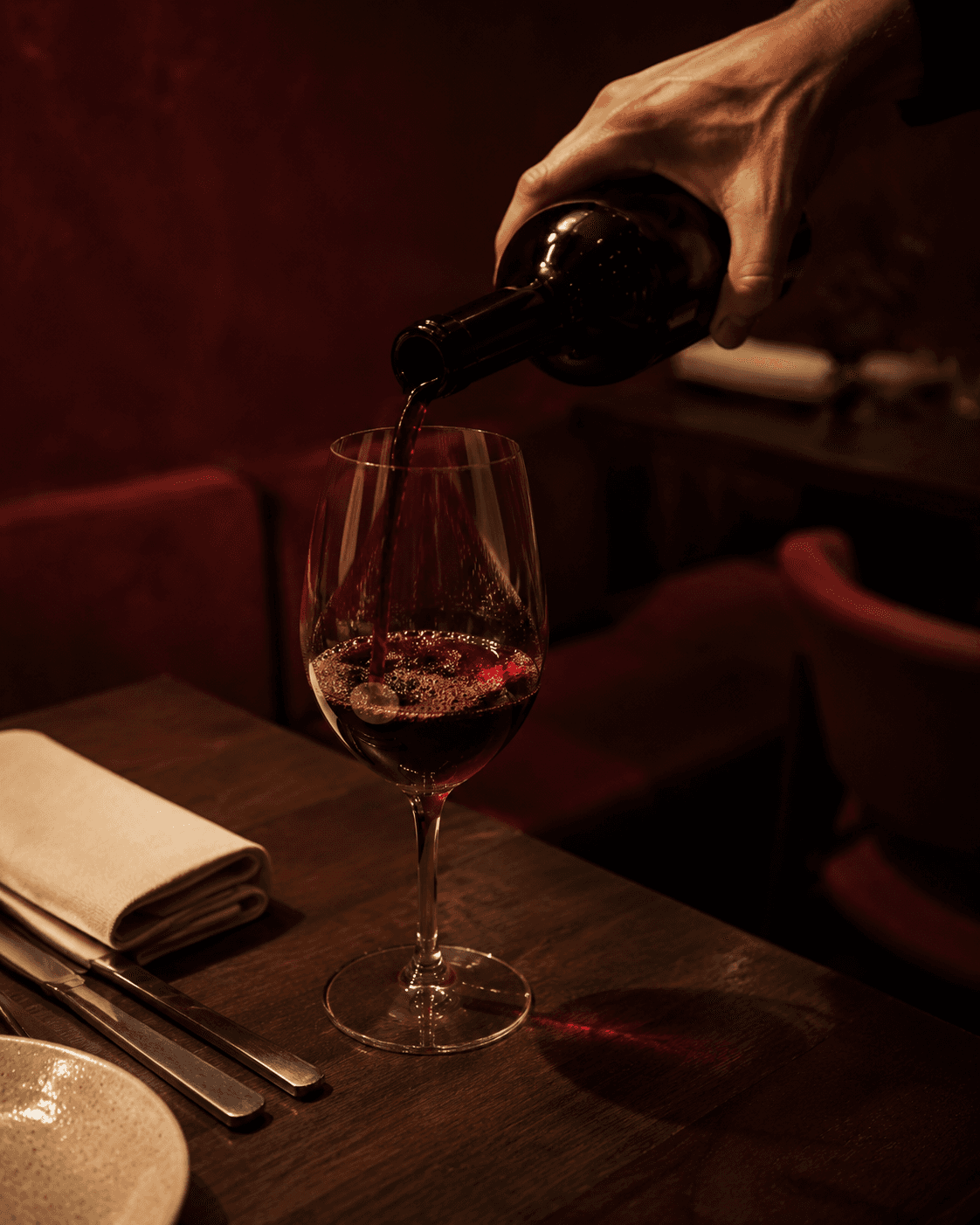 Vino rubí sirviéndose en una copa en ARDE